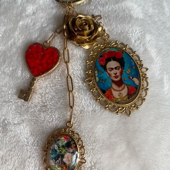 Frida Kahlo Gold BAG PURSE CHARM RED FLOWER FRAME KEY VINTAG - Picture 6 of 6